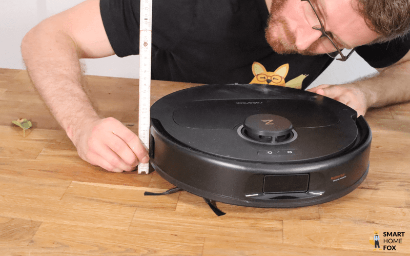 Der Roborock QRevo Plus wird mit einem Lineal ausgemessen